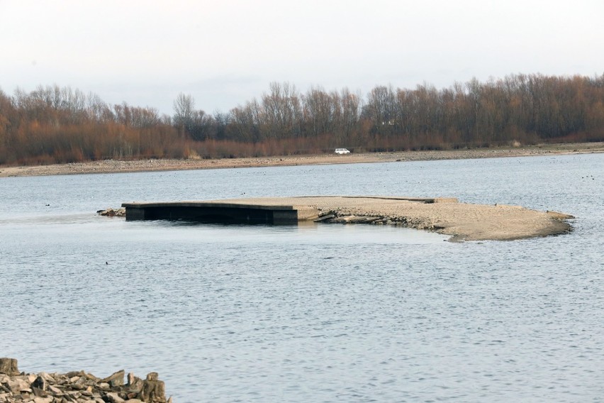 Spod wody wyłoniła się zalana przed laty miejscowość. Żarek pod Legnicą. Zobacz, jak teraz wygląda [ZDJĘCIA]