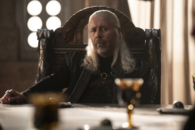 Paddy Considine jako król Viserys TargaryenWybrany jako sukcesor króla Jaehaerysa Targaryena. Ciepły, miły i przyzwoity człowiek. Viserys pragnie kontynuować spuściznę swojego dziadka. Jednak dobrzy ludzie niekoniecznie są wielkimi królami.