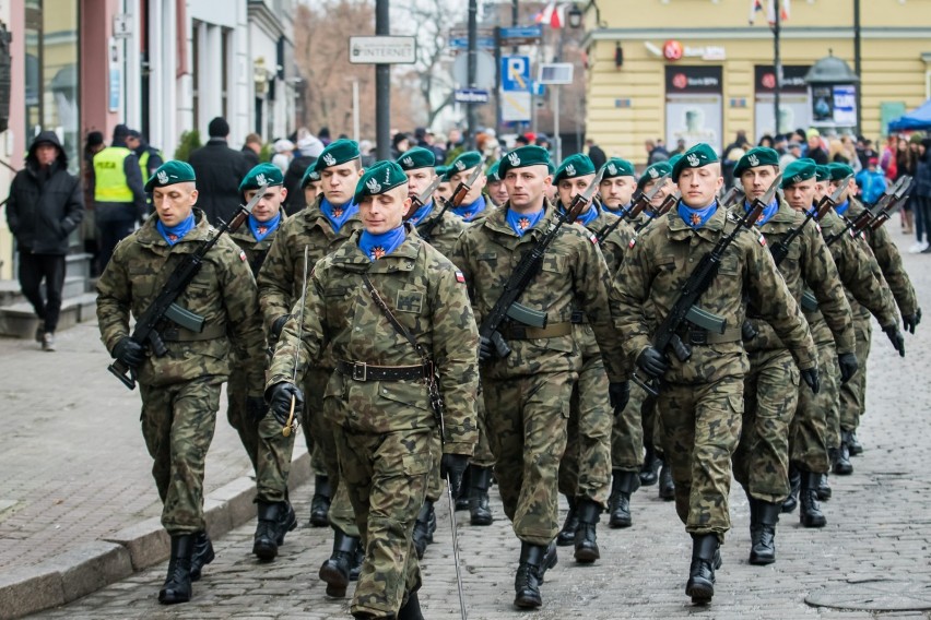 Średnia kwota podwyżki  dla żołnierzy w 2017 roku to ok. 380...