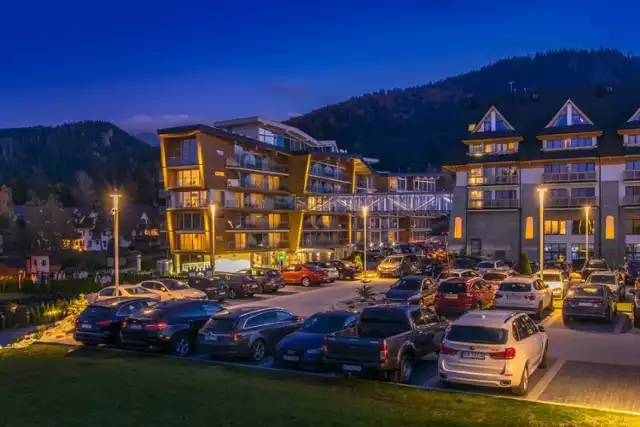Rezydencja Nosalowy Dwór, Oswalda Balzera 21d, Zakopane
Trzy hotele w górach, trzy style, jeden resort. Składający się z trzech obiektów hotelowych kompleks Nosalowy Dwór Resort & SPA to idealne miejsce dla najbardziej wymagających gości.