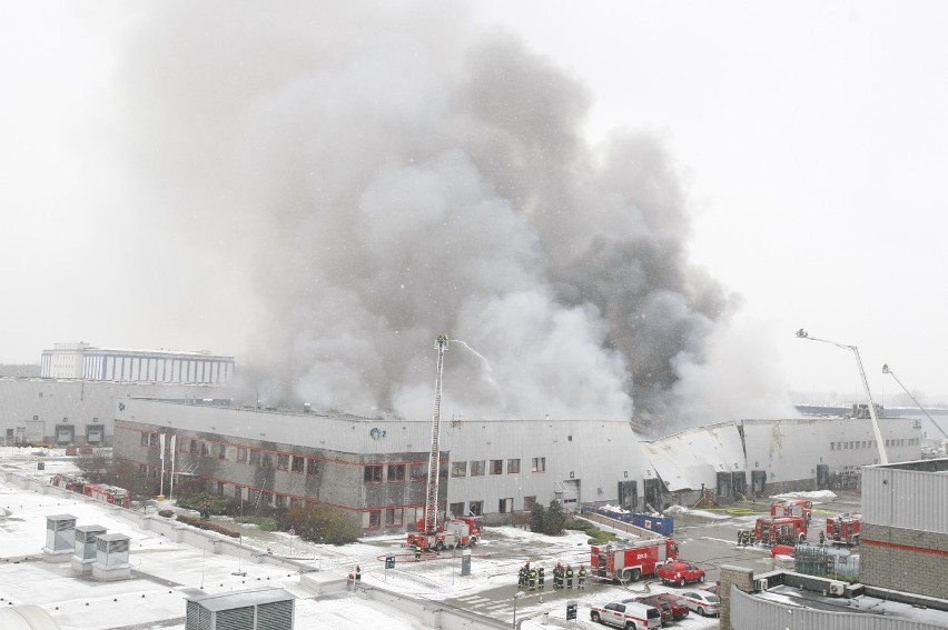 Awaria w T-Mobile. Pożar na Annopolu uszkodził budynki operatora. Niektóre usługi nie działają [ZDJĘCIA]
