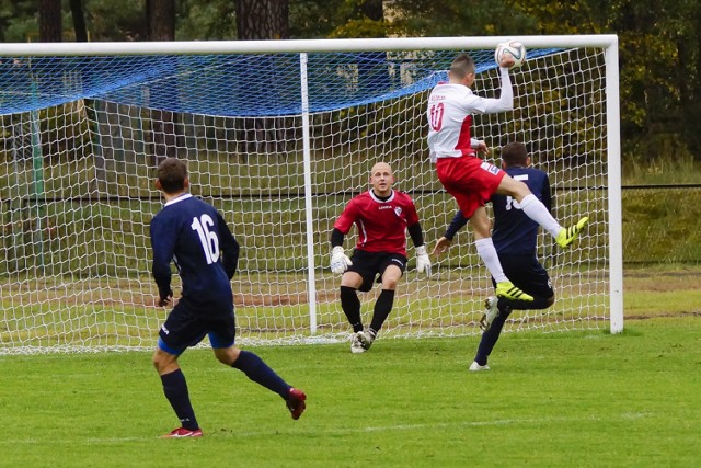 W sobotnim meczu 11. kolejki IV ligi, Unia/Drobex Solec Kujawski przegrała na własnym boisku z Unią Janikowo 2:3 (1:0). Od 77. minuty, goście grali w dziesiątkę po czerwonej kartce dla Macieja Sirko.

Unia/Drobex Solec Kujawski - Unia Janikowo 2:3 (1:0)
Bramki: Łukasz Nowak (28), Wojciech Ernest (59) - Dominik Jelonek (58), Mikołaj Plewa (67), Marcin Zaleski (90+1)