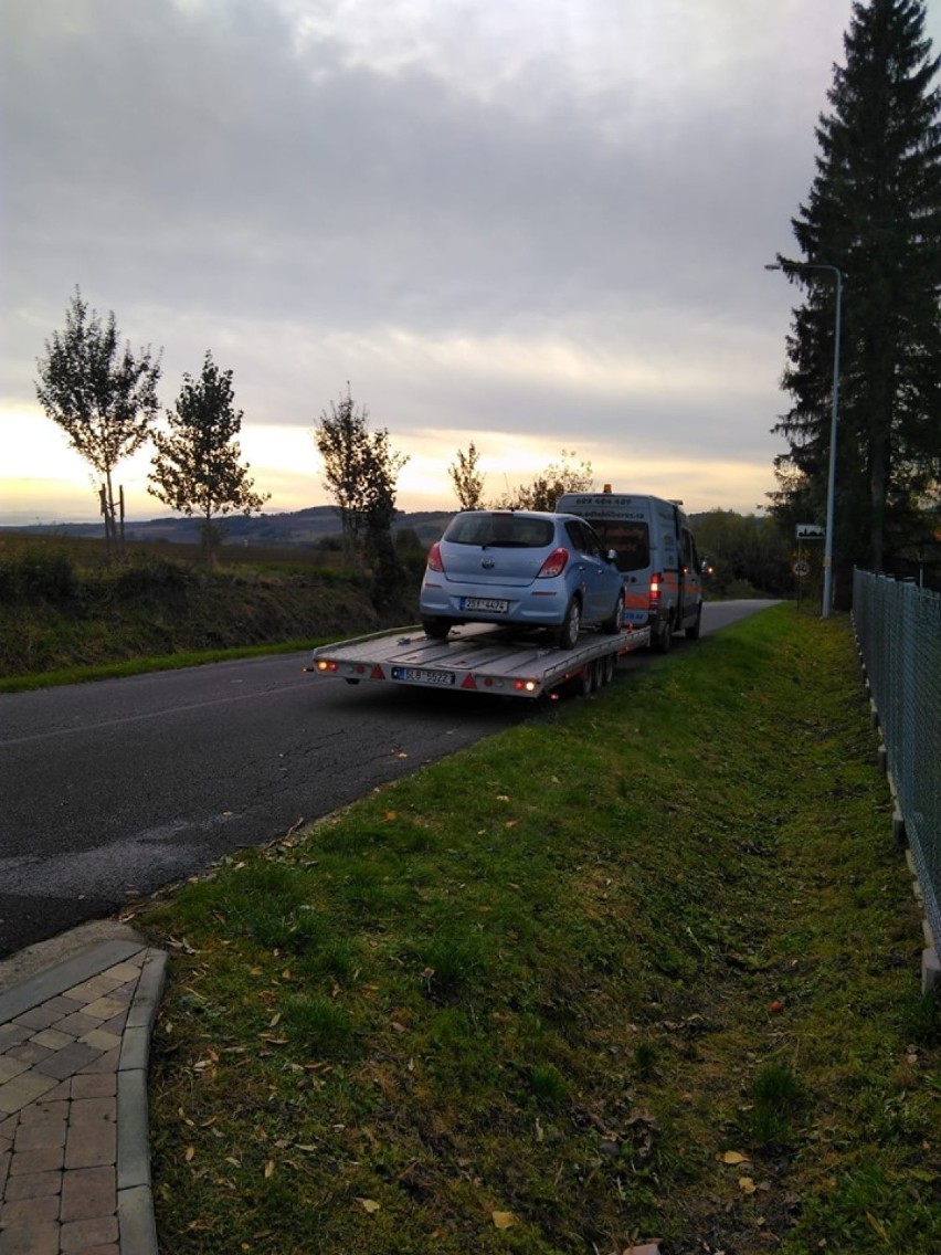 Kobieta z trójką dzieci stała na poboczu przez godzinę! Pomogli dopiero dwaj policjanci [ZDJĘCIA]