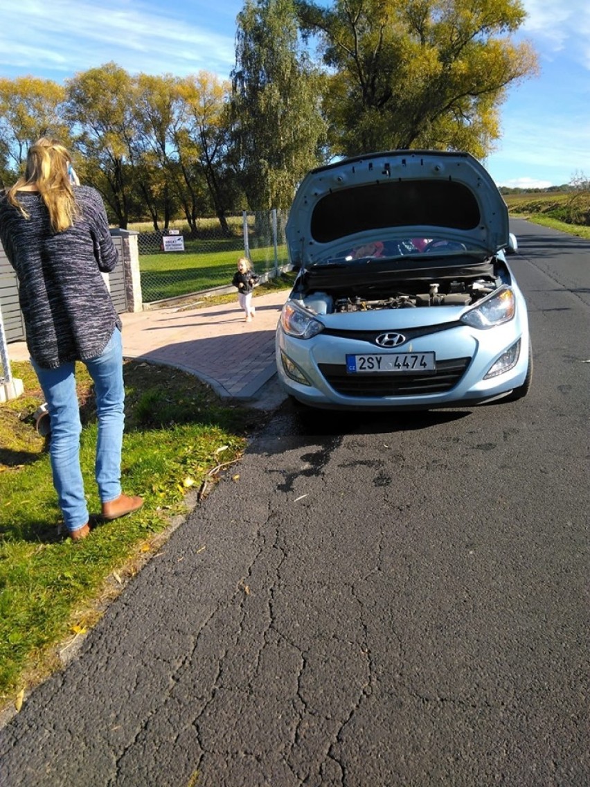 Kobieta z trójką dzieci stała na poboczu przez godzinę! Pomogli dopiero dwaj policjanci [ZDJĘCIA]