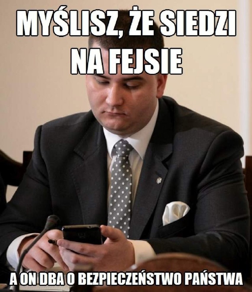 Internauci podsumowują karierę Misiewicza [MEMY]