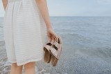 Damskie klapki na plażę, sportowe czy eleganckie? Jakie buty będą najlepsze dla Ciebie?