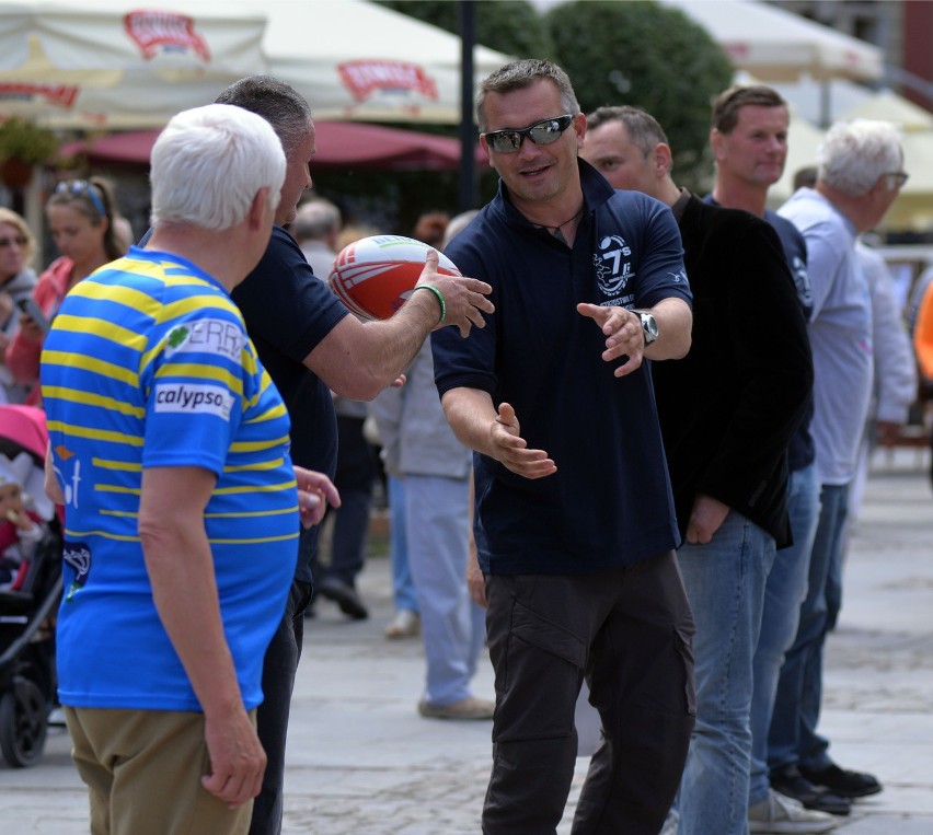 Bili rekord Guinnessa w Gdańsku. 500 osób podawało sobie piłkę do rugby [WIDEO, ZDJĘCIA]