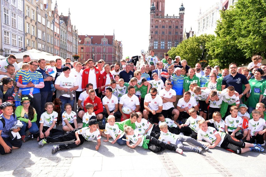 Bili rekord Guinnessa w Gdańsku. 500 osób podawało sobie piłkę do rugby [WIDEO, ZDJĘCIA]