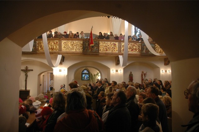 Do sanktuarium w Otyniu na pieszo chodzą parafianie od św. Michała Archanioła w Nowej Soli. To najbliżej miasta położone sanktuarium i pewnie najlepiej znane przez mieszkańców okolicy. Ale wartych uwagi takich miejsc kultu religijnego w okolicy jest więcej. Kliknij w zdjęcie i przejdź do galerii, aby je zobaczyć. W artykule znajdziesz informacje na temat każdego z miejsc.