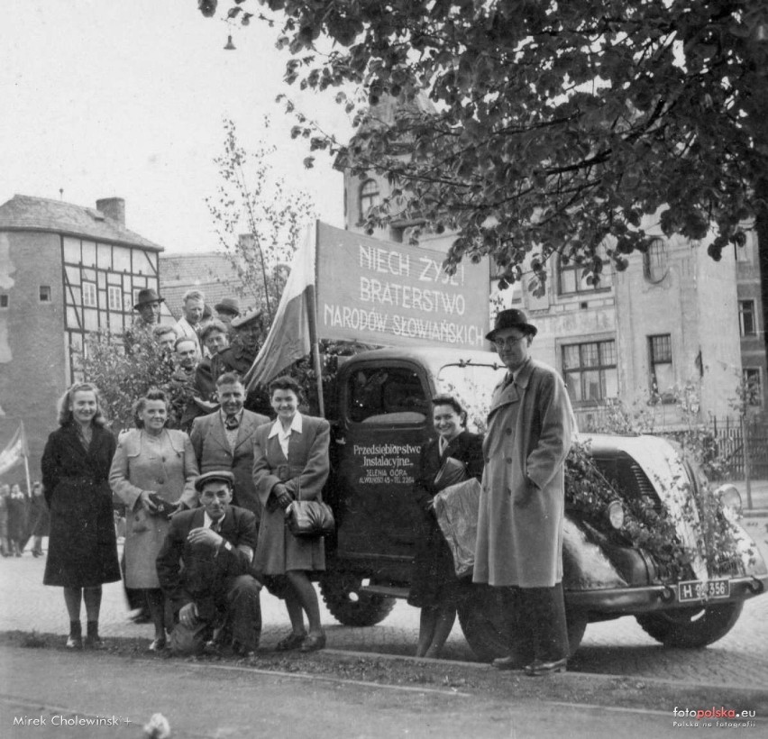 Zobaczcie, jak wyglądała stolica Karkonoszy 80 lat temu. Po wojnie przybywali osadnicy, a starosta Wojciech Tabaka organizował życie 