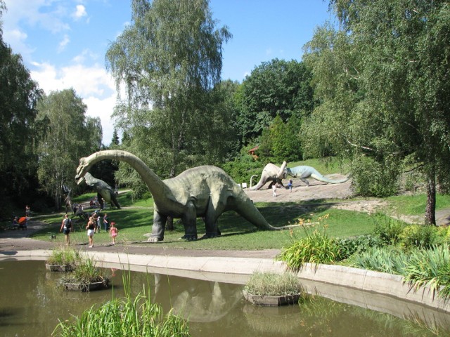 Dinozatorland znajduje się w Zatorze, 50 km od Krakowa 

Dinozatorland jest największym parkiem rozrywki w Polsce, w którym możemy oglądać ruchome dinozaury. Prezentowane tutaj modele gadów wydają odgłosy, dzięki czemu robią ogromne wrażenie. Największą atrakcją parku jest leśna ścieżka edukacyjna. Spacerując nią, można oglądać nie tylko prehistoryczne dinozaury, ale i kilkusetletnie drzewa. Taki spacer pozwala zwiedzającym przenieść się w czasie o setki milionów lat. 
W ofercie m.in. bilety rodzinne, rezerwacji można dokonać on-line. 

Bilety: NORMALNY 59,90 zł / ULGOWY 49,90ZŁ

Bilet rodzinny (2 +2)  - 199,90 zł

Dzieci do lat 3 - wstęp za 1 zł