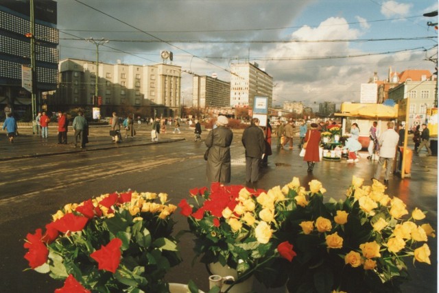 Nie, to nie zamierzchły PRL. Tak Katowice wyglądały na początku XXI wieku, w latach 2000-2004, tuż przed tym, jak Polska weszła do UE. Rynek, Supersam, Chorzowska, dworzec, kopalnie... Pamiętacie tamte Katowice? Oto archiwalne zdjęcia.

A tak lata temu wyglądał rynek. Wówczas był nazywany największym przystankiem tramwajowym w mieście. Dopiero w 2011 rynek zaczął być przebudowywany, aż do ubiegłego roku. W tym miejscu, co na zdjęciu, nie ma już przystanków - to część placu Kwiatowego. Kwiaciarki zostały, ale w pawilonach, a nie pod parasolami

