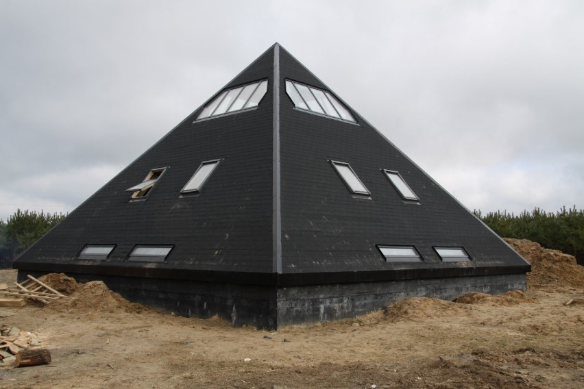 Nad jeziorem Krosnowskim (gm. Borzytuchom) powstała piramida
