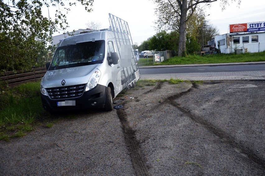 Uciekający kierowca rozbił się o busa