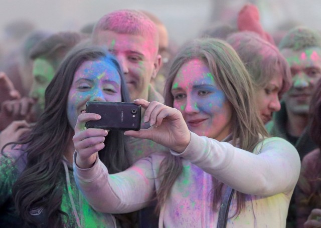 Impreza pod hasłem "Splash of Colors", czyli święto kolorów wystartowała w sobotę o godz. 16:30. Od pierwszych minut nie brakowało ciekawskich obsypujących się wielobarwnym pudrem. 

Zobacz więcej: Juwenalia Szczecin: Splash of Colors, czyli święto kolorów w naszym mieście [zdjęcia]

