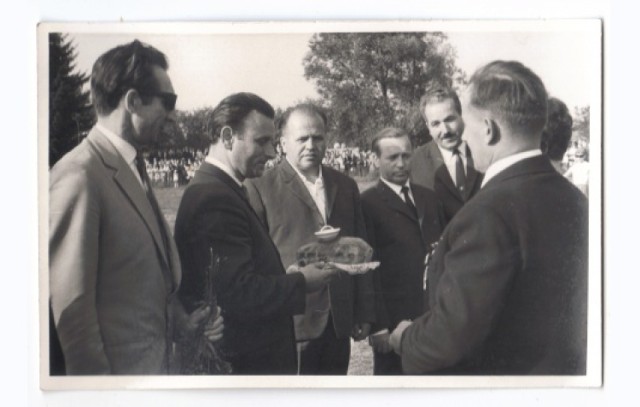 Oficjele podczas dożynek powiatowych w Sępólnie. Trzeci z prawej (najniższy z mężczyzn) to prawdopodobnie Mieczysław Droboszewski, w latach 1971-75 kierownik Wydziału Rolnictwa, Leśnictwa i Skupu w Urzędzie Powiatowym w Sępólnie, a od 1975 do 2006 roku pierw Naczelnik, a później Wójt Gminy Sośno.
