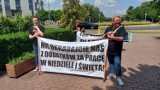 Pikieta pracowników szpitala w Ciborzu przed Urzędem Marszałkowskim w Zielonej Górze. Chodzi o pieniądze