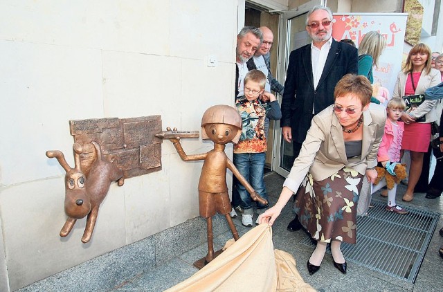 Przy wejściu do ŁDK rzeźbę przedstawiającą bohaterów "Zaczarowanego ołówka" odsłoniła wiceprezydent Agnieszka Nowak.