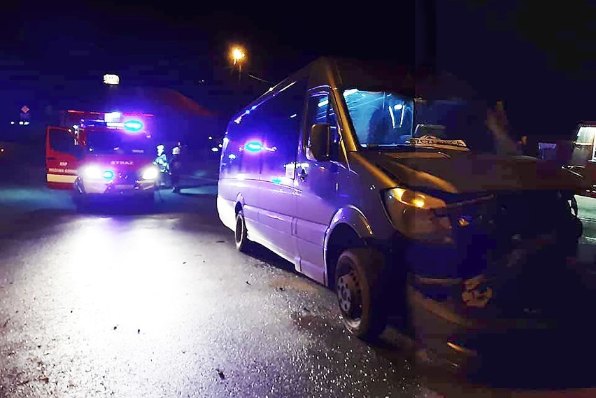 Lubomierz. Kursowy bus jadący do Szczawnicy zderzył się z samochodem osobowym