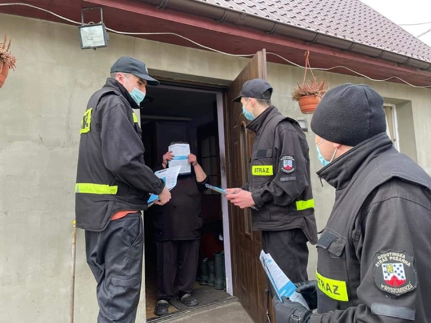 Strażacy z okolic Goleniowa rozdawali "covidowe" ulotki