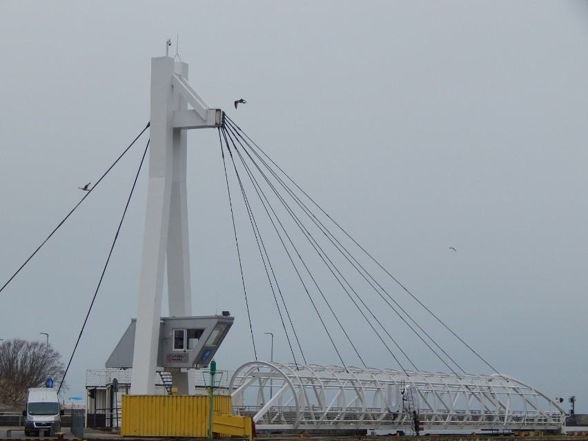 Instalacja napisu na kładce portowej w Ustce