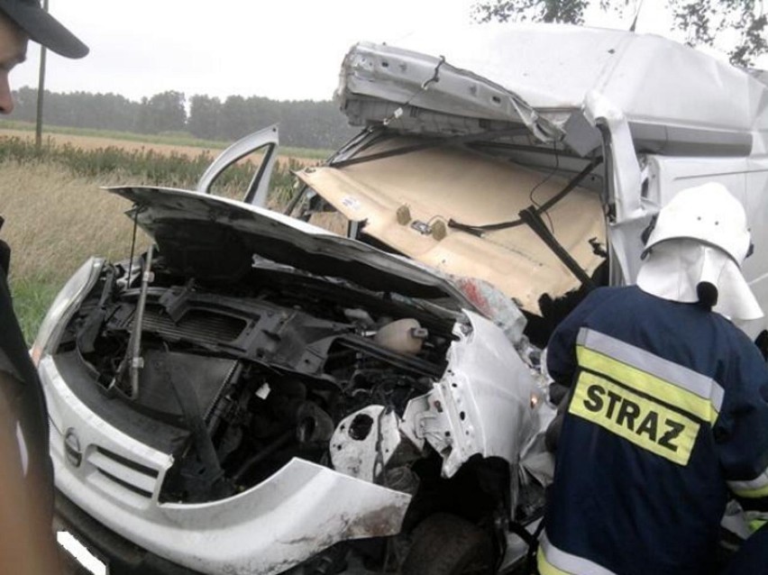 Wałków - Bus na drzewie, kierowca w szpitalu