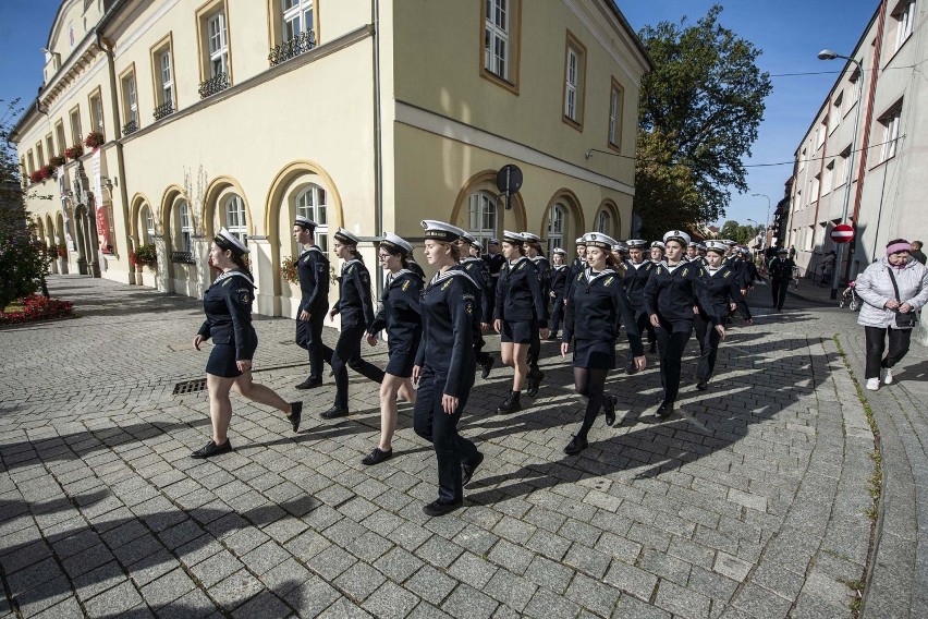 Plac Tadeusza Kościuszki w Darłowie wypełnił się uczniami...