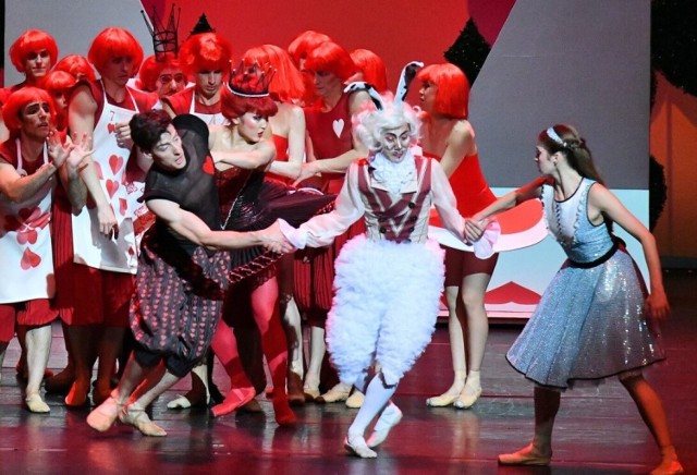 Premiera baletu „Alicja w Krainie Czarów” w choreografii Roberta Bondary w Operze Nova w Bydgoszczy już 4 czerwca 2022. Powyżej zdjęcia z jednej z pierwszych prób. Na bydgoskiej scenie jest już baśniowo!