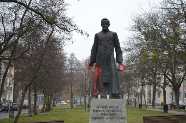 Pomnik ks. Jankowskiego oblany czerwoną farbą. Na miejscu pracuje policja