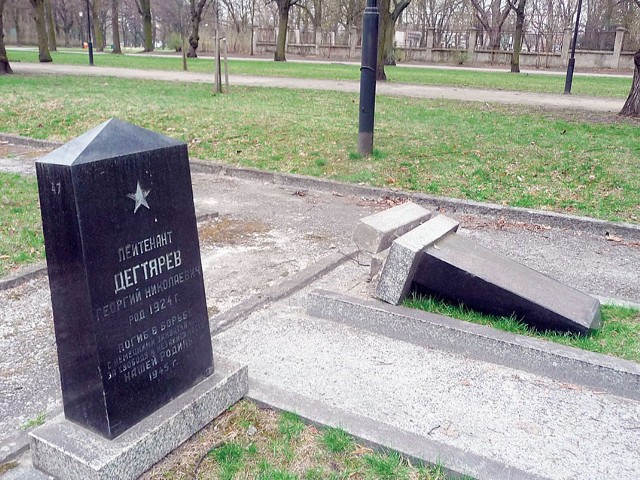 Nieznani sprawcy przewrócili jeden z nagrobków rosyjskich żołnierzy na cmentarzu w parku im. Poniatowskiego.