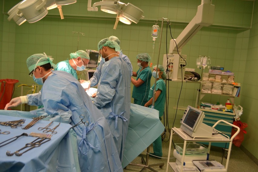 Operacje tarczycy jeszcze bezpieczniejsze. Oddział chirurgii w Kościerzynie wzbogacił się o neuromonitor [ZDJĘCIA]