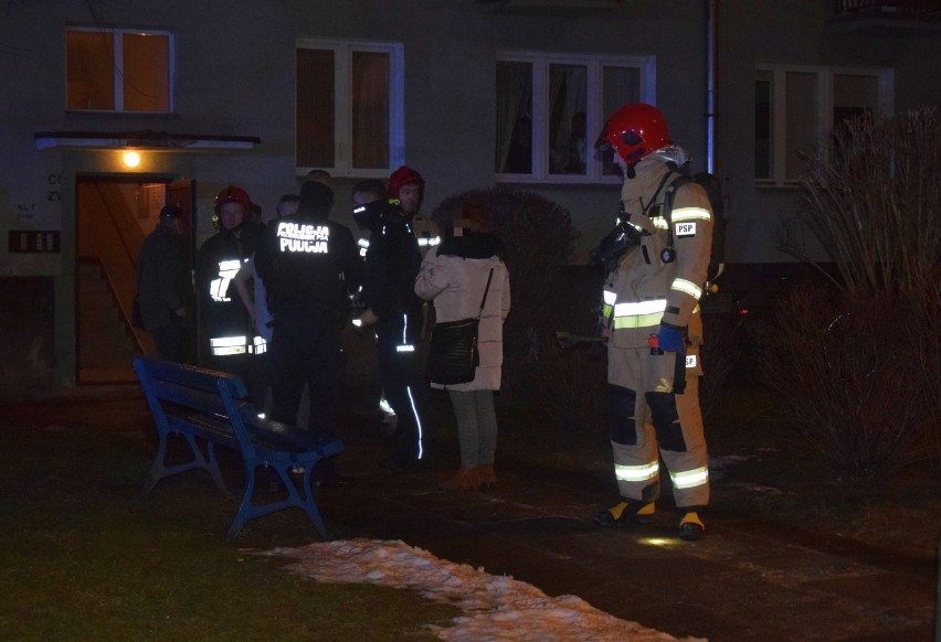 Pożar w Tarnobrzegu w bloku na Skalnej Górze. W akcji strażacy i policjanci. Zatrzymali agresywnego mężczyznę (ZDJĘCIA)