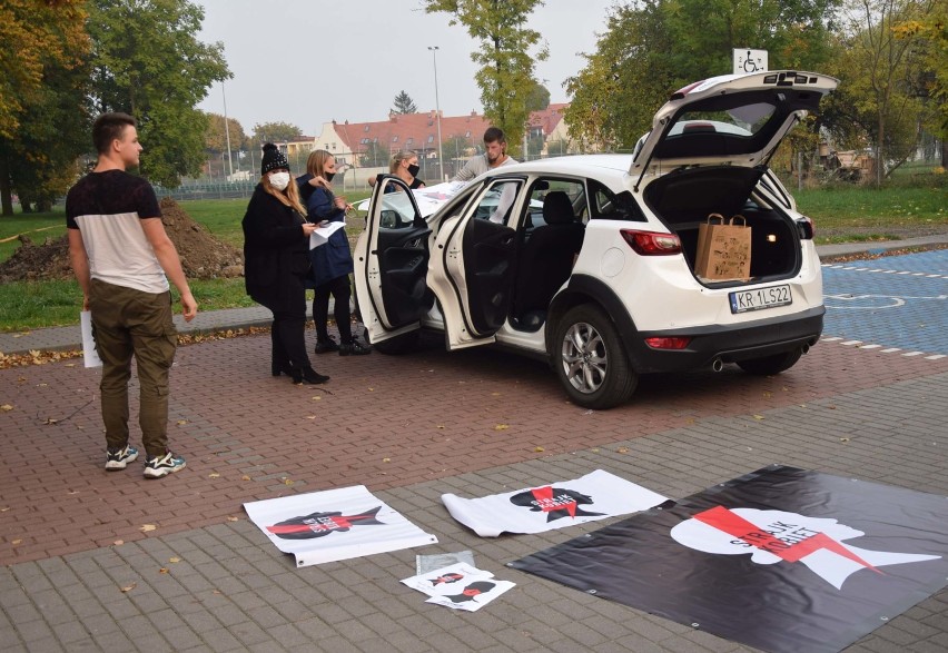 Malbork. Strajk kobiet tym razem jako Czarna Jazda, czyli protest samochodowy po decyzji TK w sprawie aborcji [ZDJĘCIA, FILM]