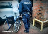 Policja eskortowała dwie kobiety do szpitala. Jedna z nich miała silne bółe