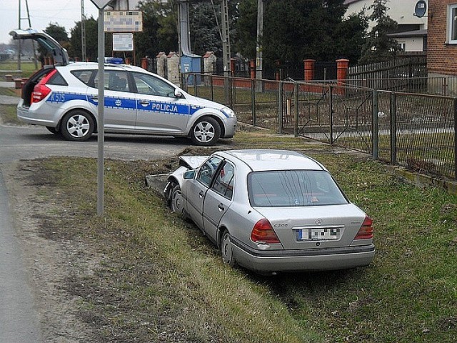 Wypadek w Turbi. Kierowca uderzył w przepust