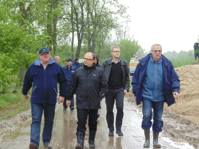  Wojewoda wizytował wały przeciwpowodziowe w Braciejowicach
-&nbsp;Na chwilę obecną nie ma zagrożenia powodzią na Lubelszczyźnie. Robimy co możemy, żeby wszyscy czuli się bezpiecznie – zapewniał podczas wizytacji wałów powodziowych w Braciejowicach wojewoda lubelski.