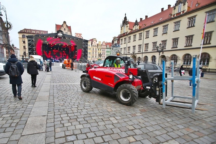 We wrocławskim Rynku stoi już sylwestrowa scena [ZDJĘCIA, FILM]