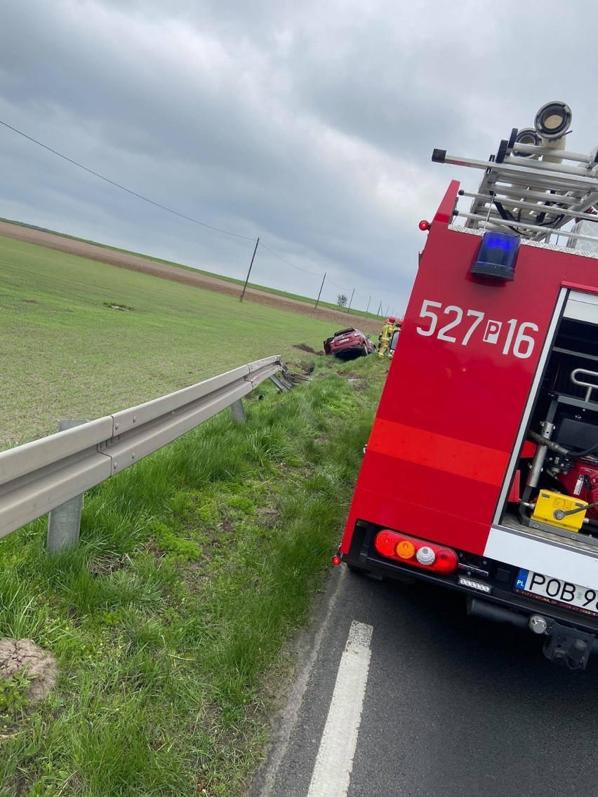 Groźny wypadek pod Obornikami. Pojazd zjechał z drogi i zawisł na skarpie