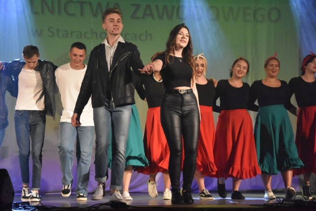 Brawurowe wykonanie przeboju z musicalu "Grease" w wykonaniu uczniów.