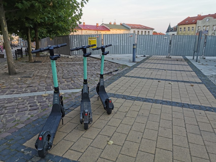 Chrzanów. Rozpoczął się remont Rynku. Teren ogrodzono. Po przebudowie będzie tam więcej zieleni [ZDJĘCIA] 