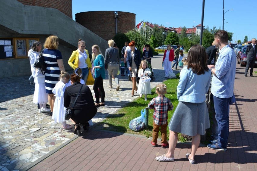 Boże Ciało w Tczewie. Wierni tłumnie maszerują w procesjach ulicami miasta [FOTO, WIDEO]