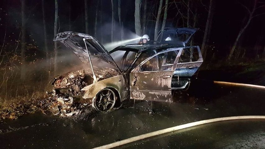 Pożar samochodu osobowego na drodze pomiędzy Jastrowiem a Pniewem