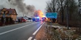 Stok. Wypadek na DK 8 Białystok - Augustów. Zderzenie dwóch ciężarówek, jedna z nich spłonęła. Nie żyje jeden z kierowców [ZDJĘCIA]