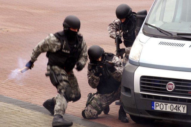 Dwóch bandytów ostrzelało konwój przewożący dzieła sztuki. Na ...