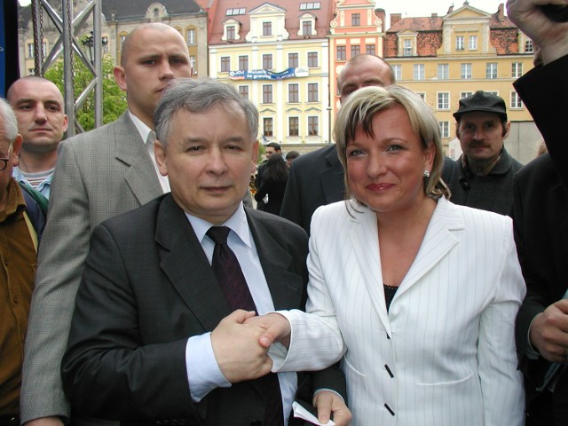 2005 rok. Beata Kempa z Jarosławem Kaczyńskim podczas kampanii wyborczej we Wrocławiu 