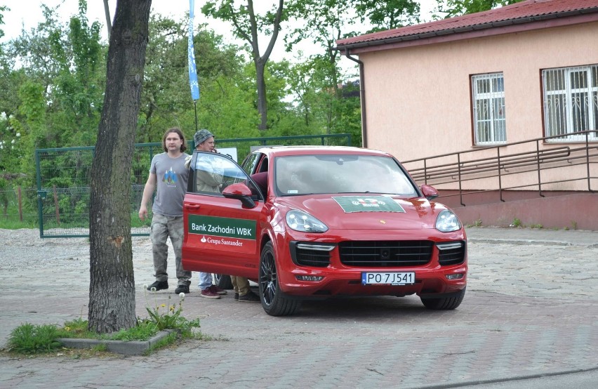 Kierowca wyścigowy odwiedził Malbork [ZDJĘCIA]. Test na rondzie na ulicy Konopnickiej