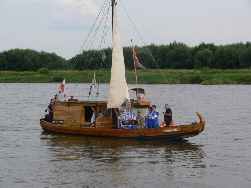 Festiwal zianugórowała parada łodzi i statków Sandomierskiej...