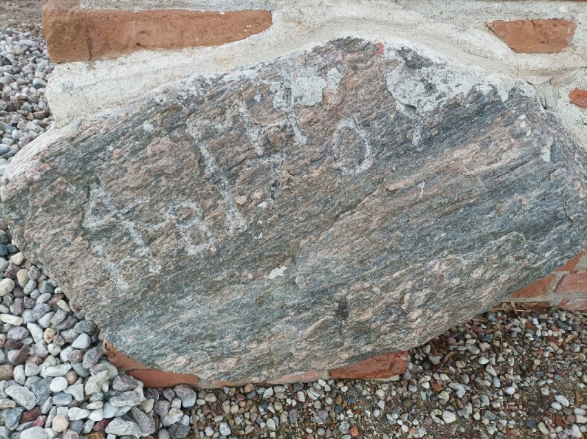 Historia na Żuławach. Kamienie nagrobne w murach kościoła w Orłowie 