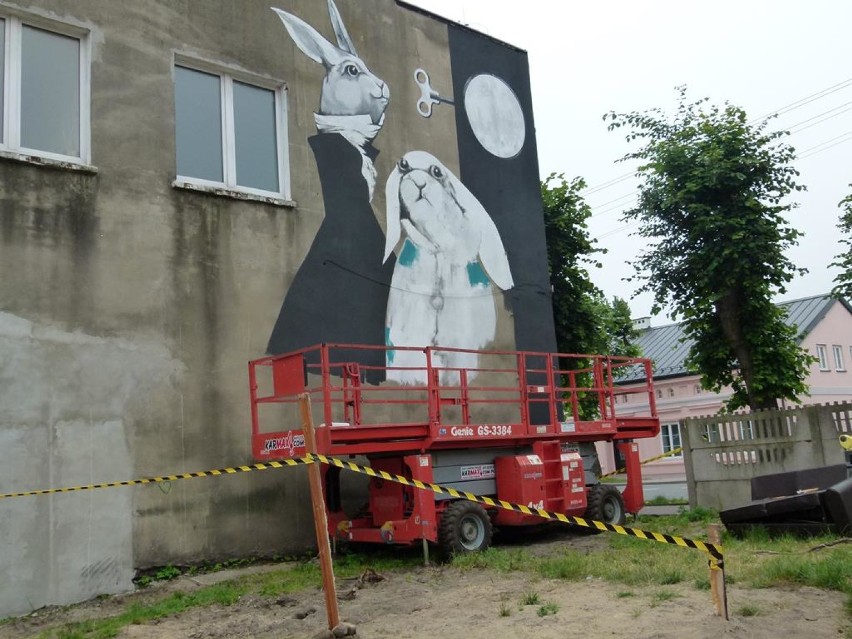 Powstaje nowy mural na ul. Łaskiej w Zduńskiej Woli. To nie koniec zmian w tym miejscu