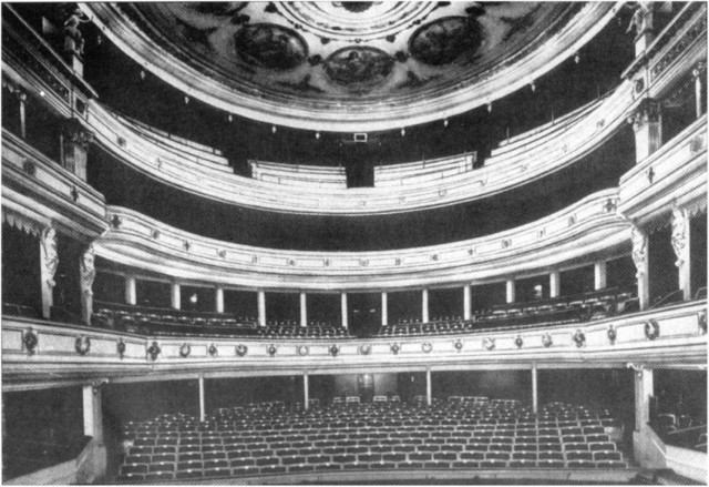 Widownia teatru miejskiego. Teatr działał od 1849 roku do II wojny światowej w Szczecinie przy Königsplatz 13 (obecnie plac Żołnierza Polskiego). 

Teatr został zburzony jednak dopiero w 1954 roku.

Zobacz również:  Powojenny Szczecin na fotografiach. Co widział Amerykanin [galeria]

